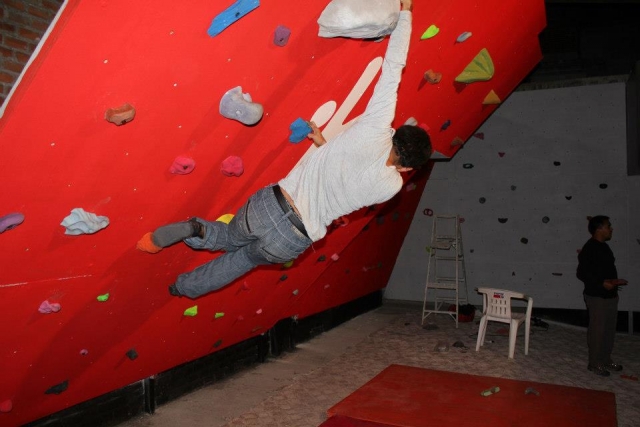 Escalando en el escalodromo